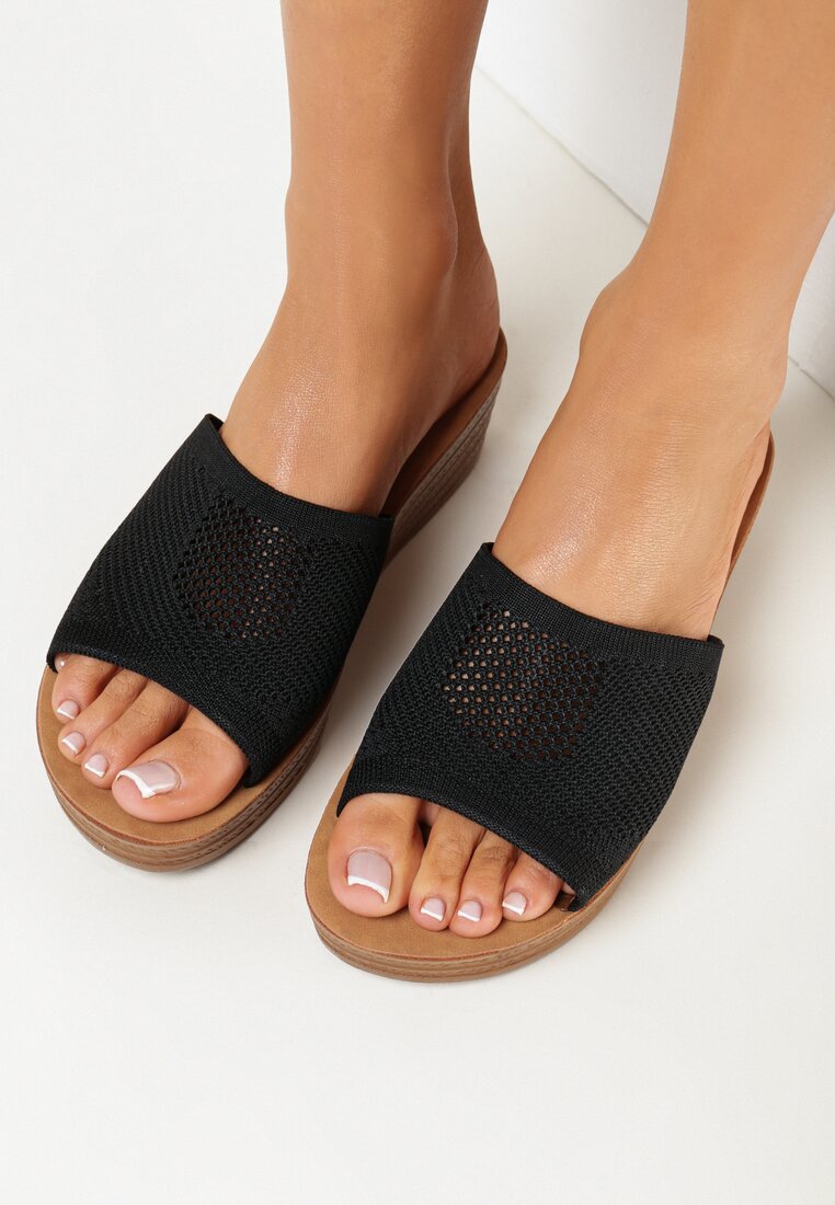 Czarne Klapki na Niskim Koturnie z Szerokim Paskiem Eulline