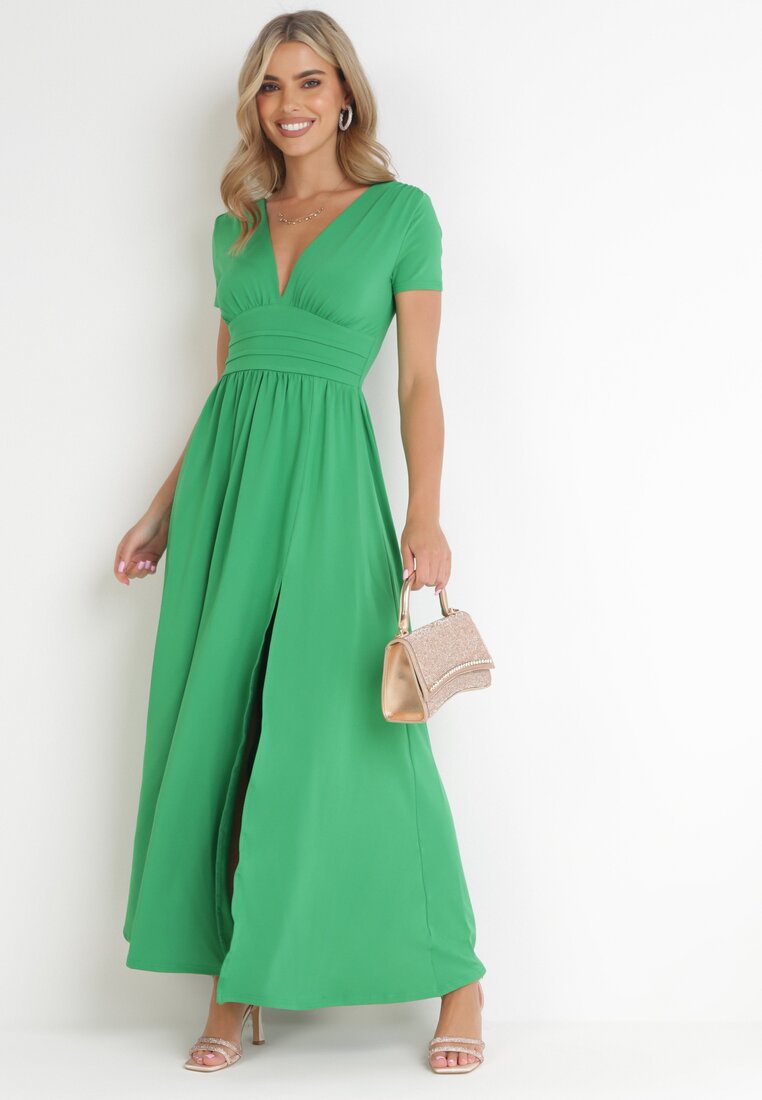 Zielona Rozkloszowana Sukienka Maxi z Głębokim Dekoltem z Rozcięciem Wyla