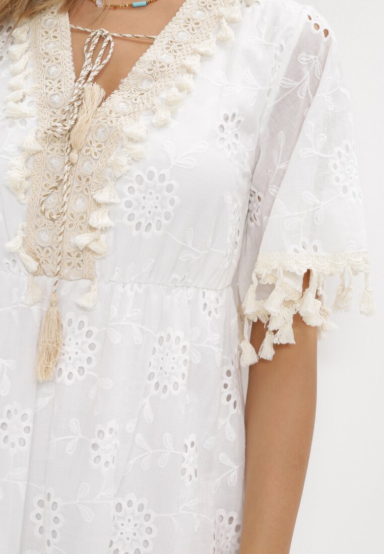 Biała Rozkloszowana Sukienka Mini z Haftowanej Tkaniny z Gumką w Talii Lasheep