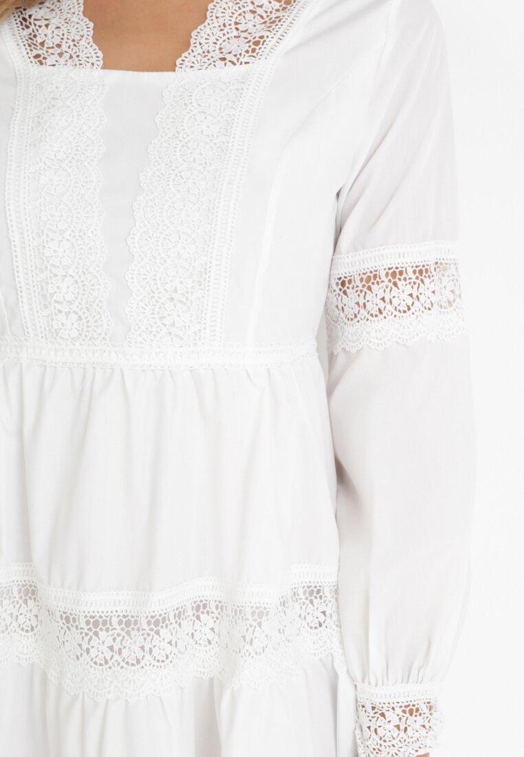 Biała Sukienka Mini z Koronkowymi Wstawkami i Rozkloszowanym Dołem Femona