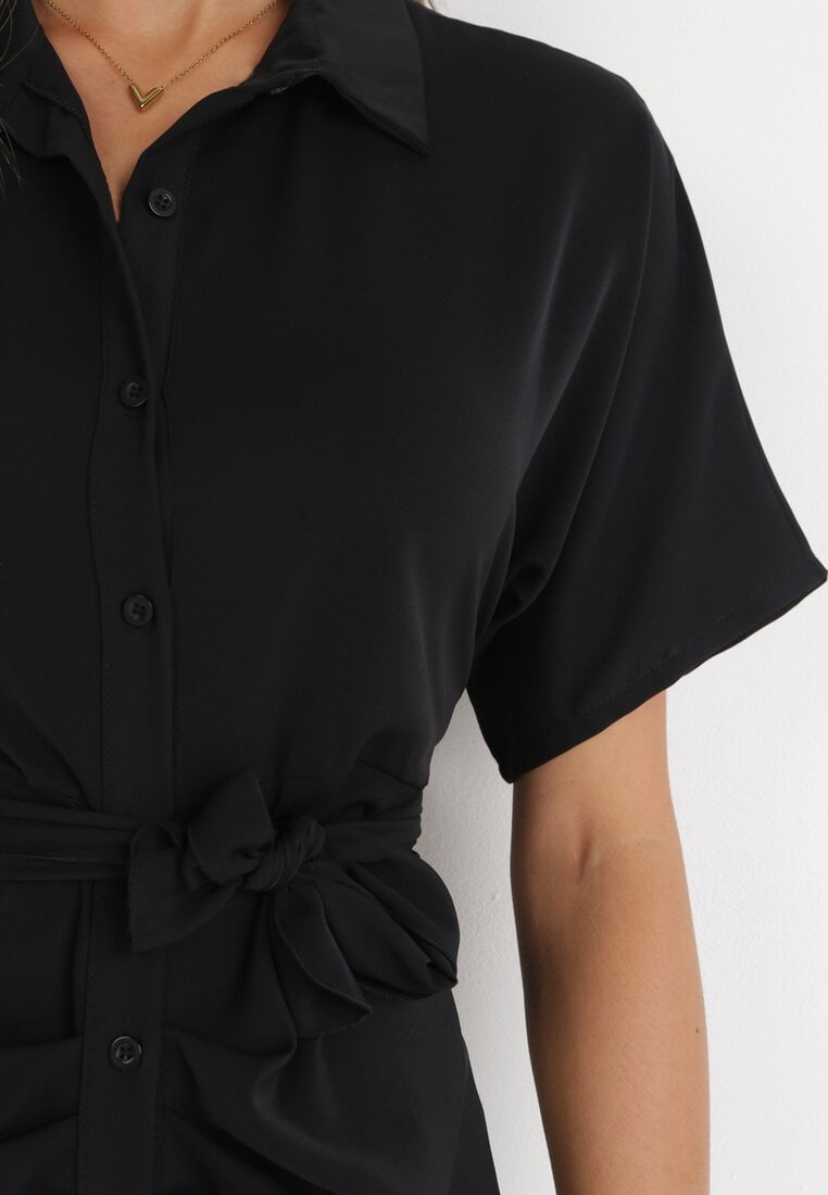 Czarna Koszulowa Sukienka Midi z Ozdobnym Wiązaniem i Marszczeniem Eudolia