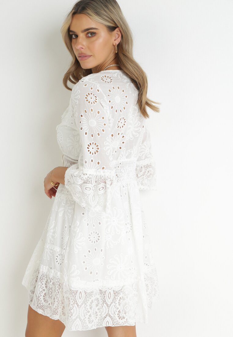 Biała Haftowana Sukienka Mini z Koronką i Przedłużanym Tyłem Azalaya
