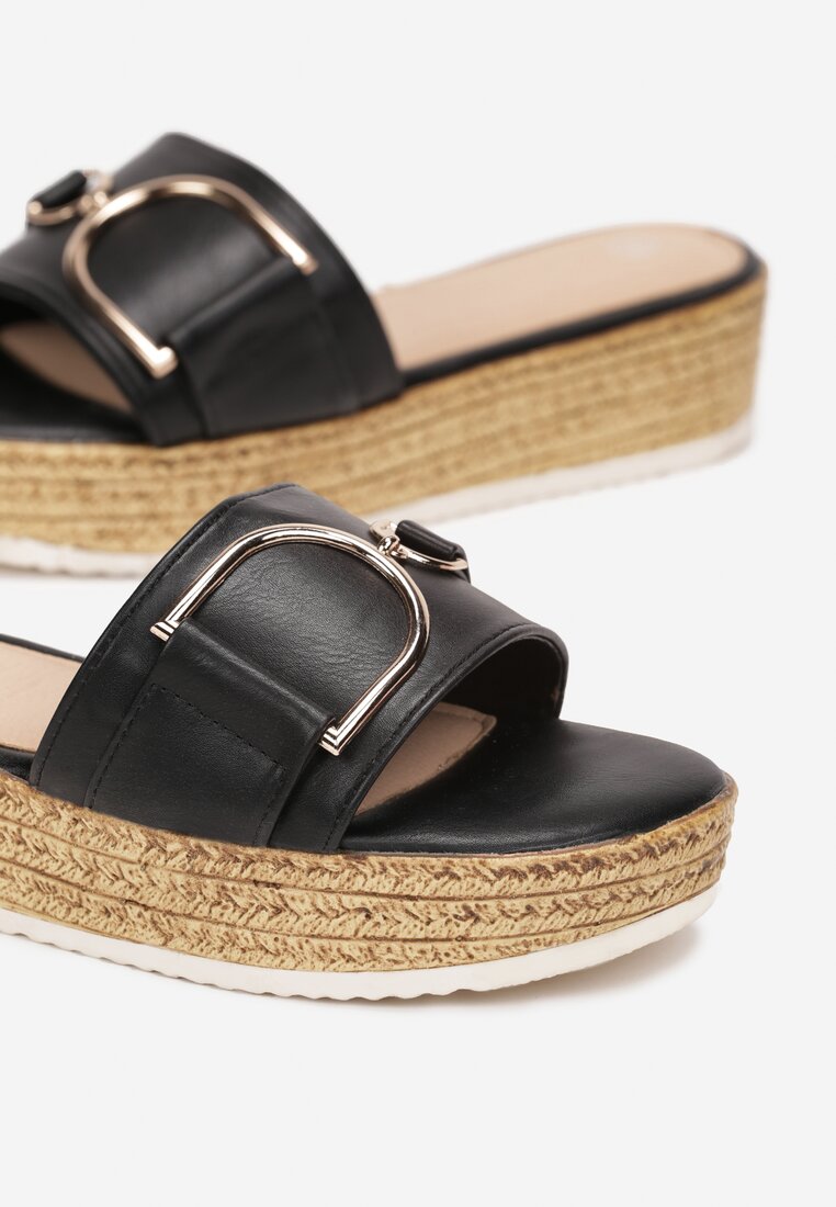 Czarne Klapki na Korkowej Podeszwie z Metalową Ozdobą Emry