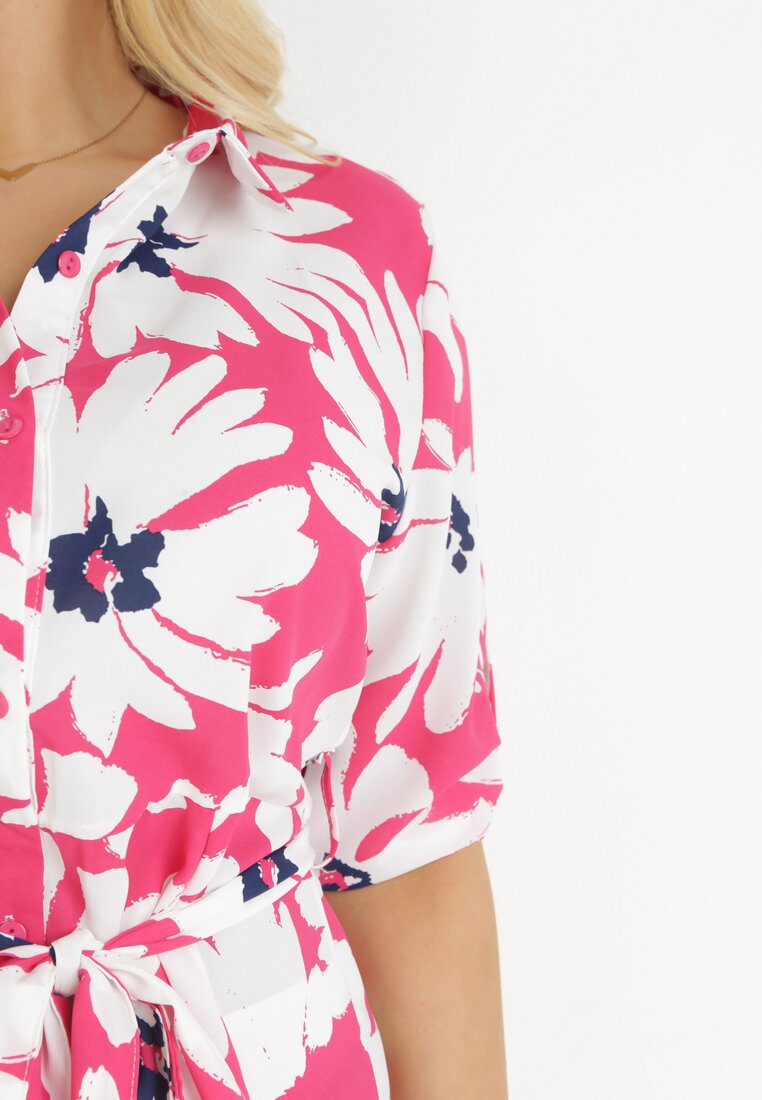 Fuksjowo-Biała Koszulowa Sukienka w Kwiaty z Wiązanym Paskiem Laritasia