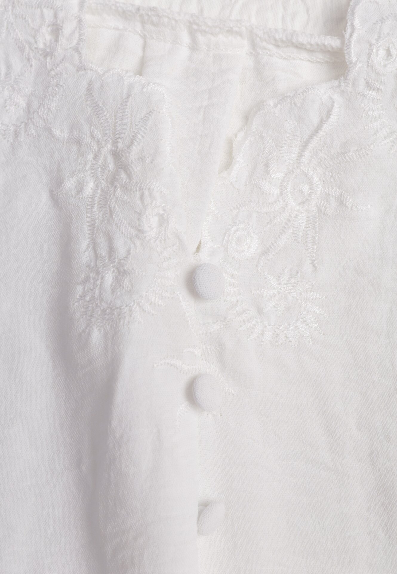 Biała Bluzka z Krótkimi Rękawami i Ozdobnym Haftem Emmania