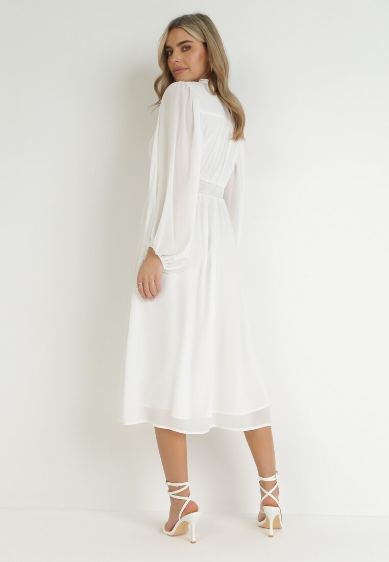 Biała Elegancka Sukienka Midi z Gumkami w Pasie i Ażurowymi Wstawkami Rouxia