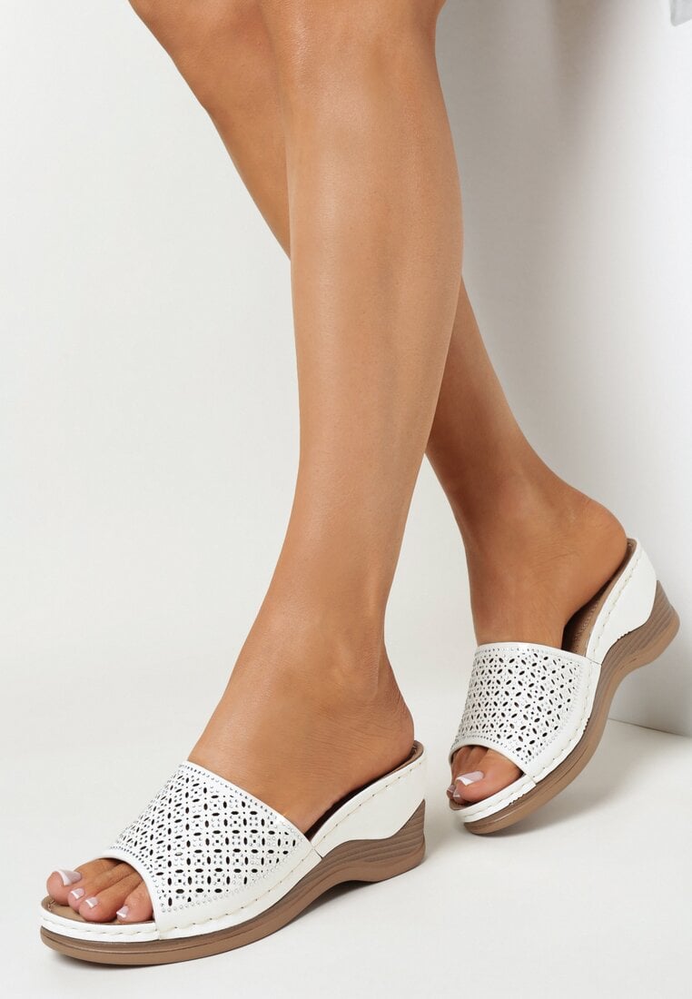 Białe Klapki na Koturnie z Ażurowymi Wycięciami i Cyrkoniami Natacha