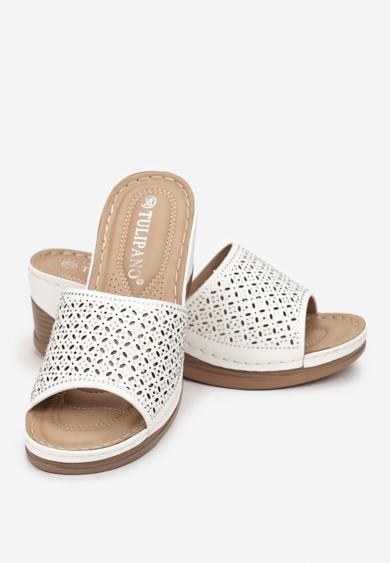 Białe Klapki na Koturnie z Ażurowymi Wycięciami i Cyrkoniami Natacha