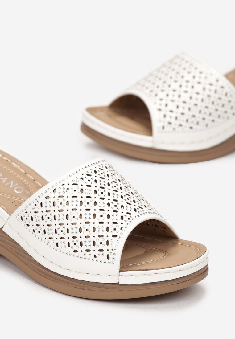 Białe Klapki na Koturnie z Ażurowymi Wycięciami i Cyrkoniami Natacha
