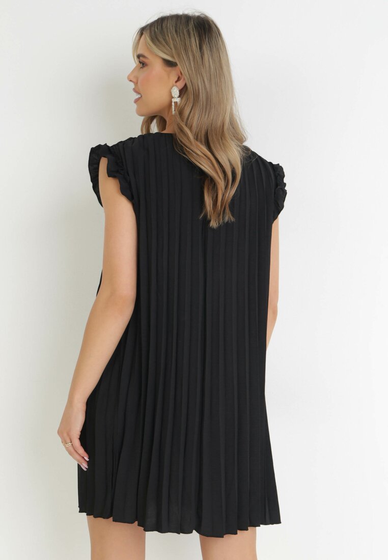 Czarna Pudełkowa Sukienka Mini z Plisowanej Tkaniny Ematisa