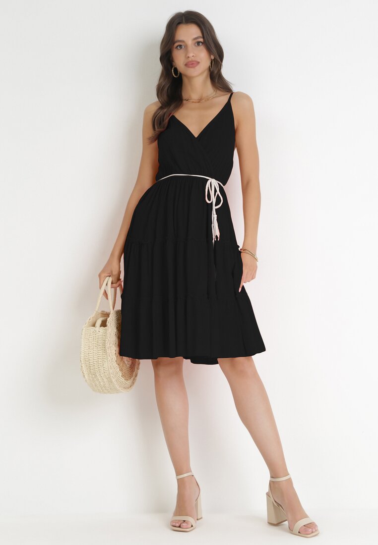 Czarna Sukienka na Ramiączkach z Gumką w Pasie i Głębokim Dekoltem Elanna