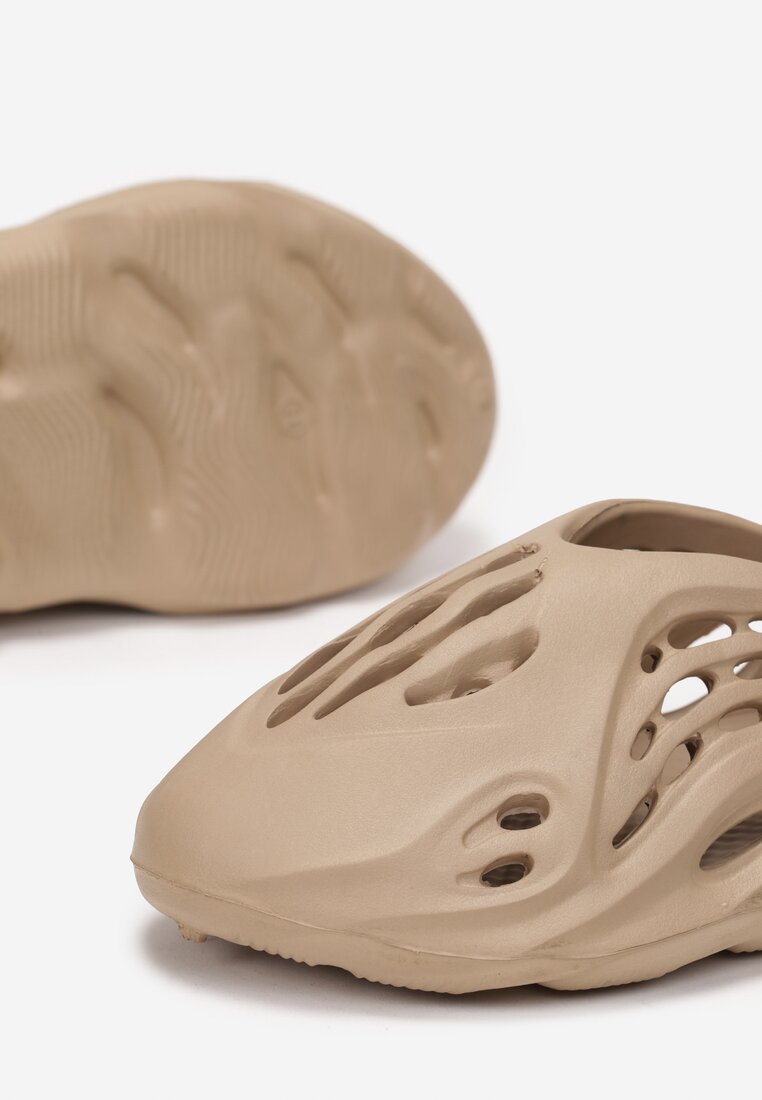 Ciemnobeżowe Piankowe Sneakersy na Płaskiej Podeszwie z Wycięciami Kanetia