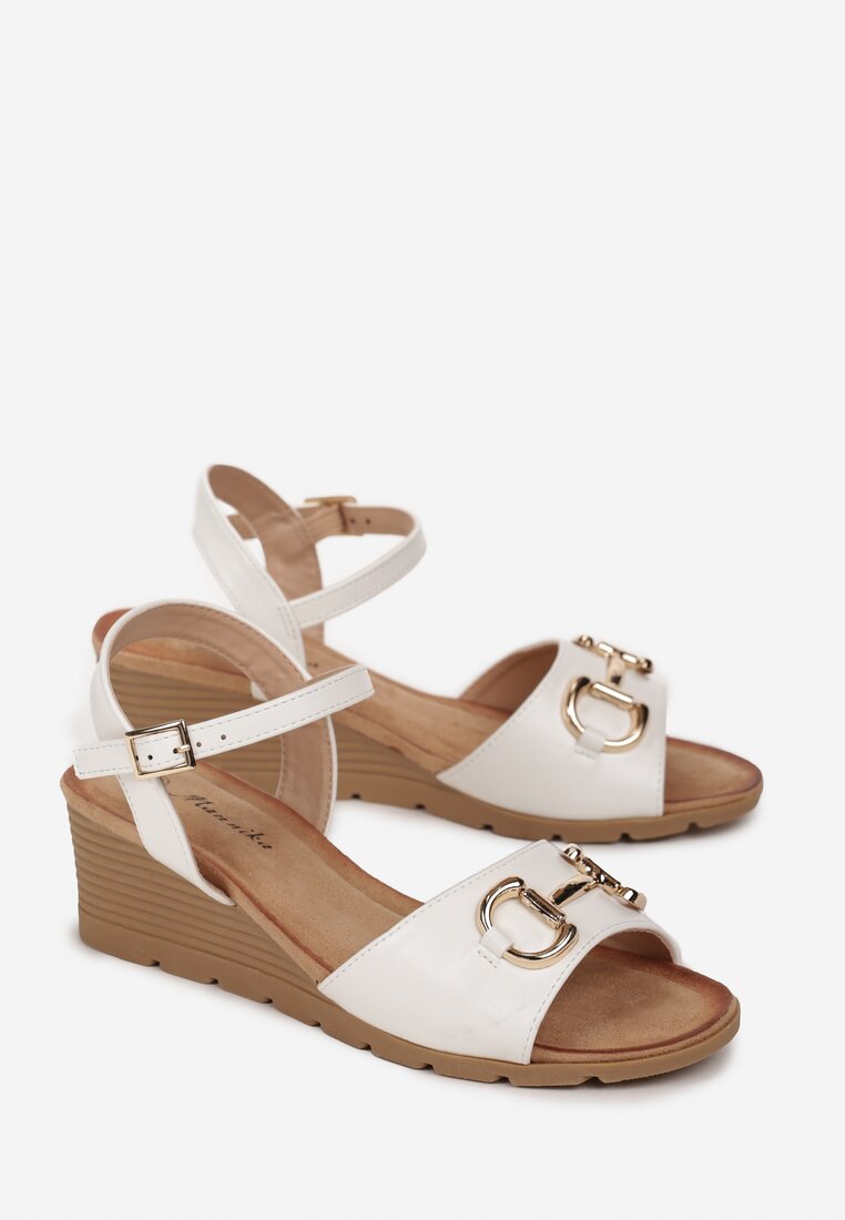 Białe Sandały na Koturnie z Elegancką Klamerką Miasia