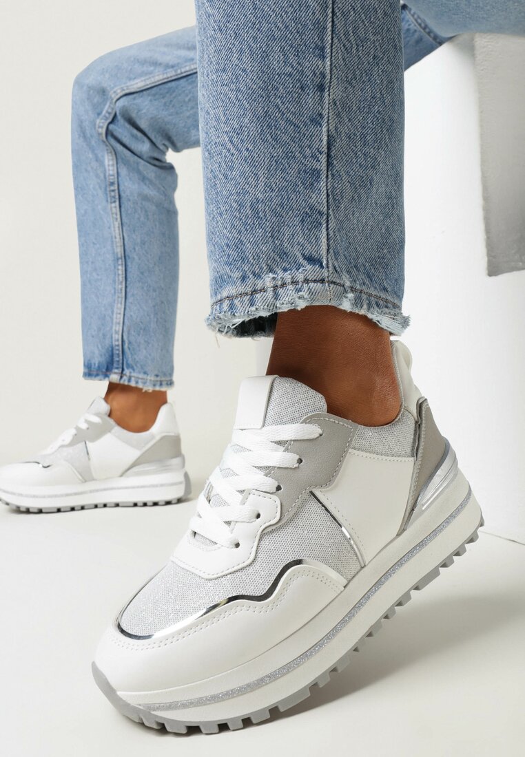 Białe Sneakersy Przed Kostkę z Grubą Podeszwą i Metalicznymi Zdobieniami Azaya