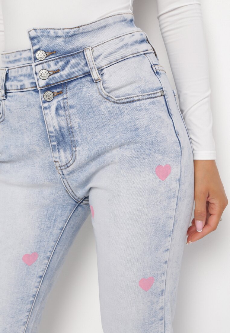 Jasnoniebieskie Jeansy Mom Fit w Serduszka Irothy