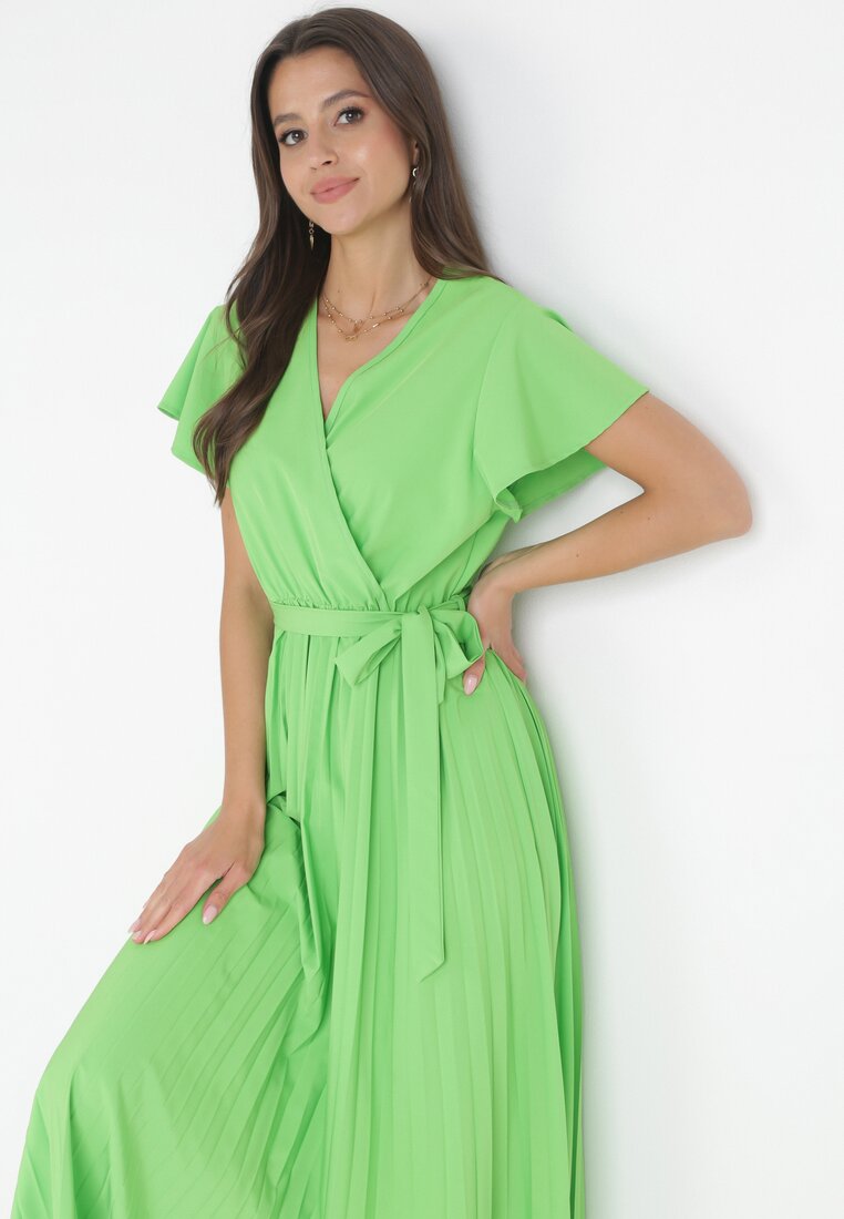 Zielona Elegancka Sukienka Maxi w Plisy z Kopertowym Dekoltem i Wiązaniem Thessi