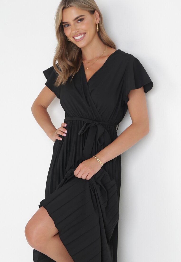 Czarna Elegancka Sukienka Maxi w Plisy z Kopertowym Dekoltem i Wiązaniem Thessi