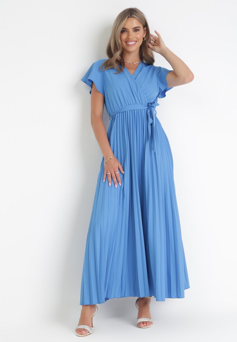 Niebieska Elegancka Sukienka Maxi w Plisy z Kopertowym Dekoltem i Wiązaniem Thessi