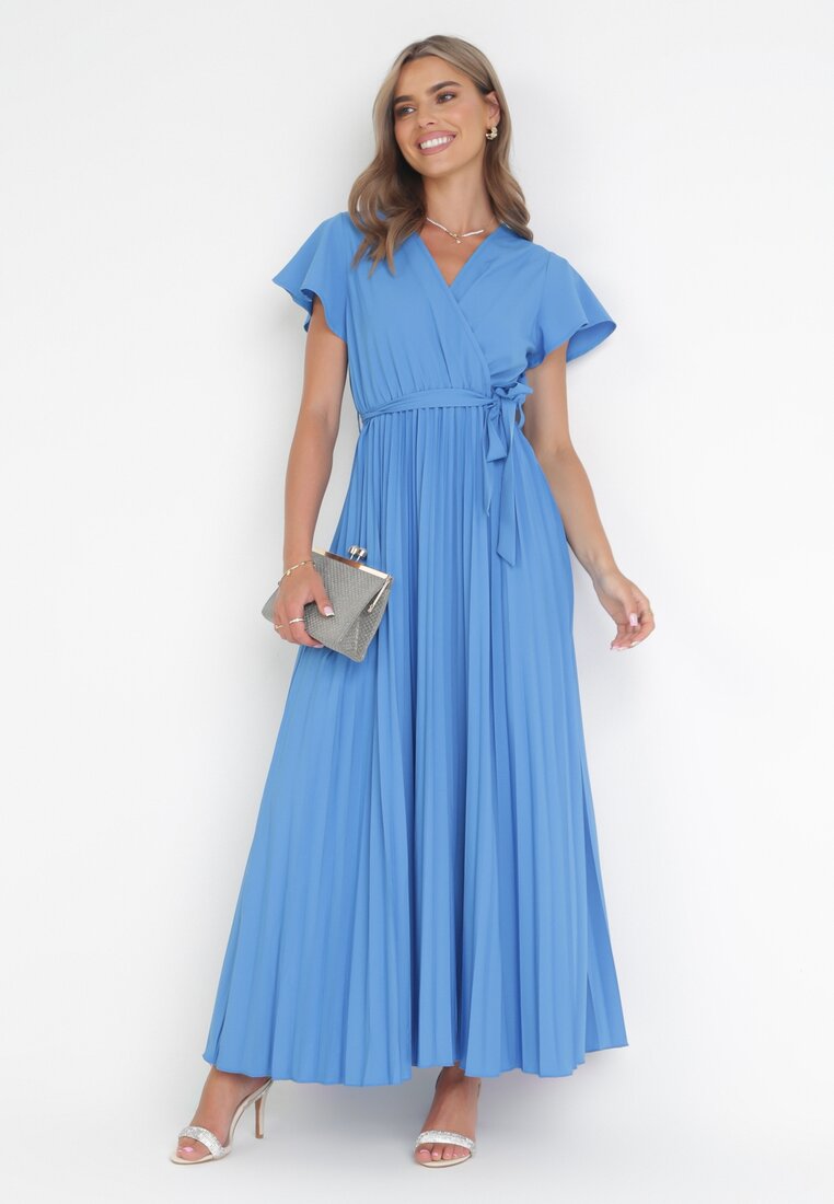 Niebieska Elegancka Sukienka Maxi w Plisy z Kopertowym Dekoltem i Wiązaniem Thessi