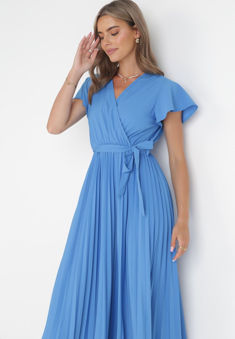 Niebieska Elegancka Sukienka Maxi w Plisy z Kopertowym Dekoltem i Wiązaniem Thessi