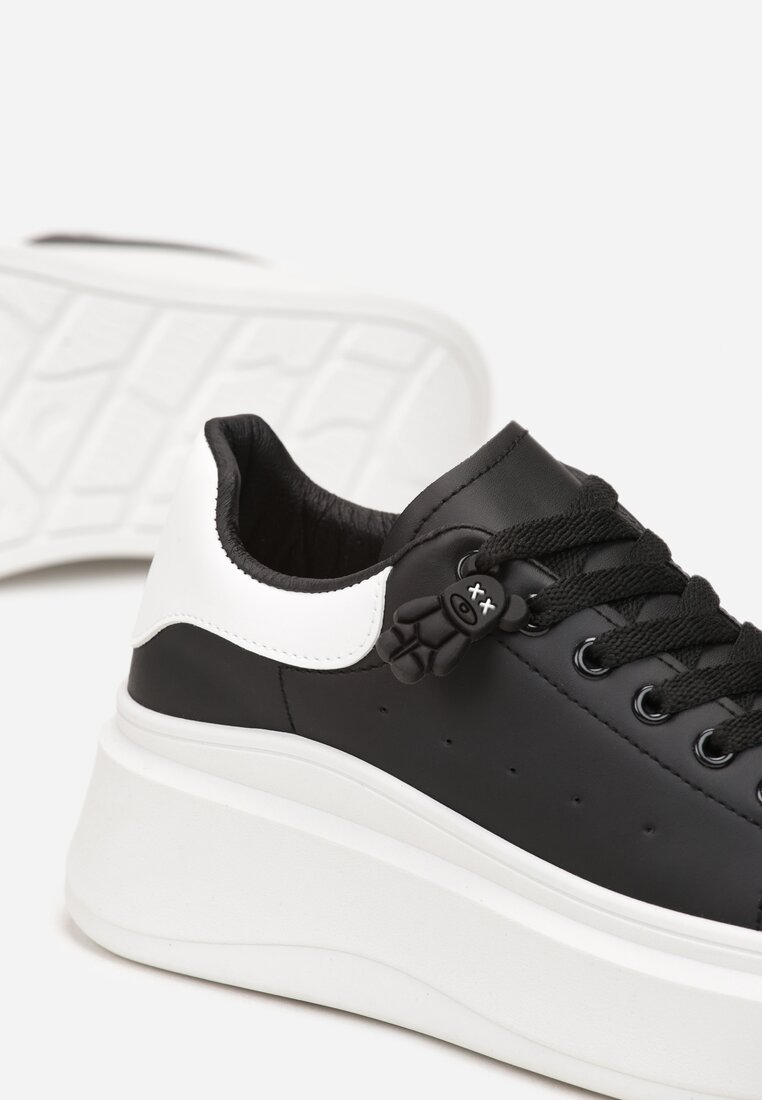 Czarno-Białe Sneakersy na Grubej Podeszwie z Naszywką Chonris