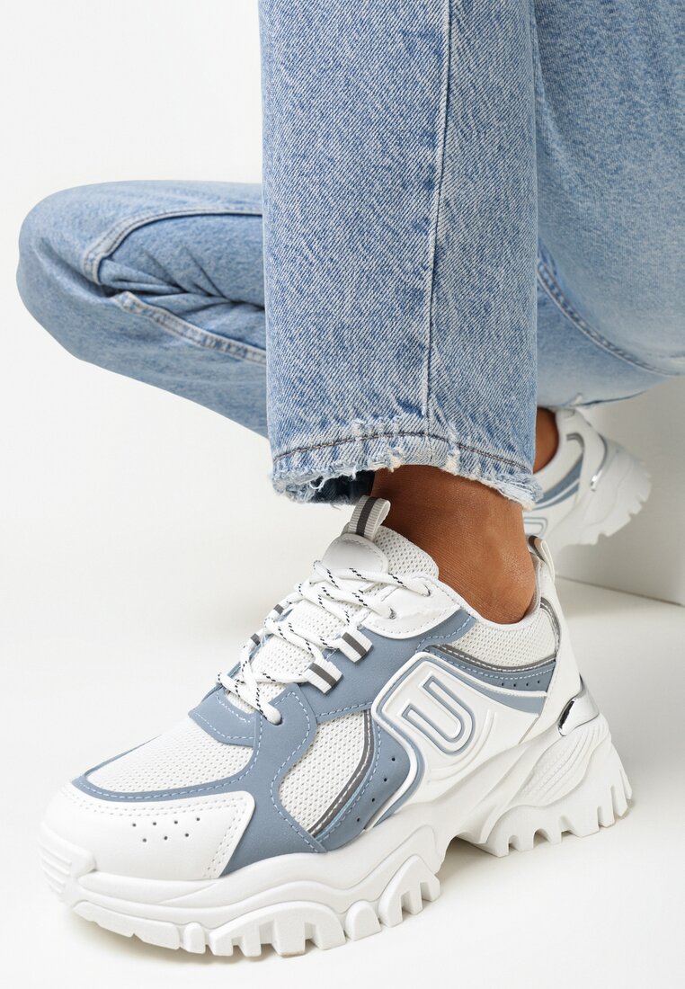 Białe Sznurowane Sneakersy na Płaskiej Grubej Podeszwie z Metalową Ozdobną Wstawką Pranna