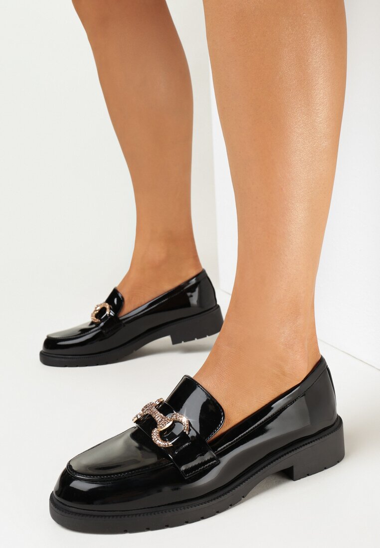 Czarne Lakierowane Mokasyny z Klamrą w Cyrkonie Kililah