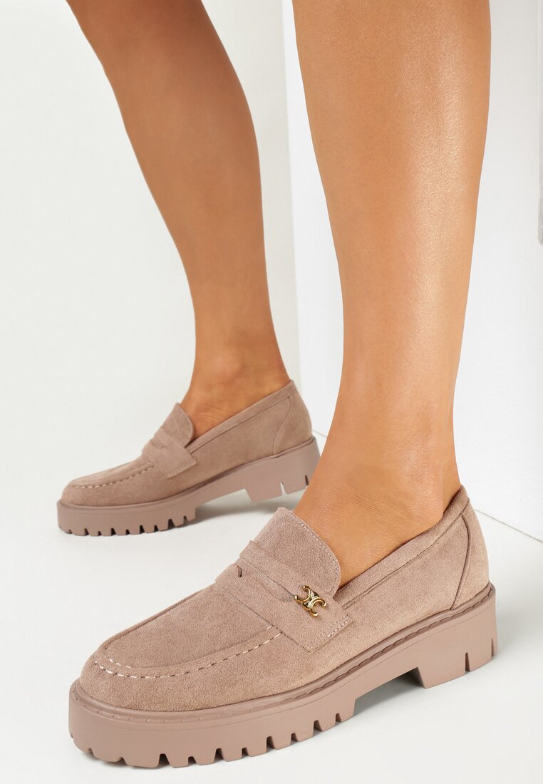 Ciemnobeżowe Mokasyny na Grubej Podeszwie z Metaliczną Ozdobą Keeha