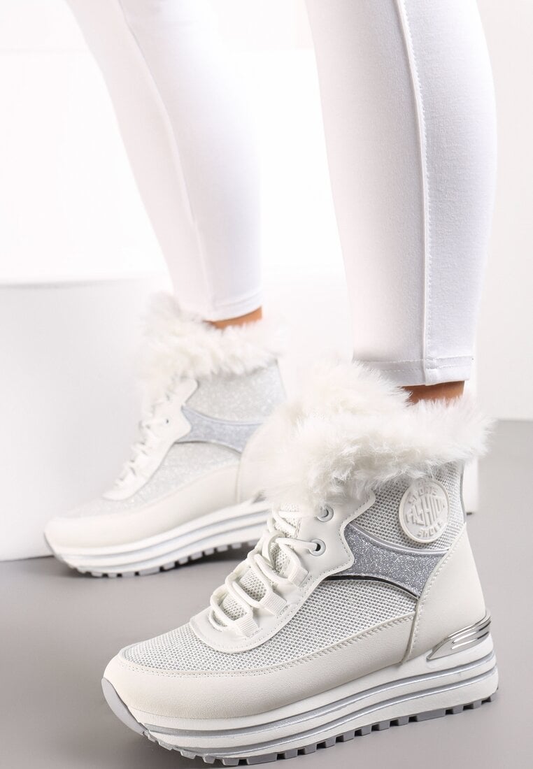 Białe Botki na Grubej Platformie ze Żłobieniami i Metaliczną Wstawką oraz Sztucznym Futerkiem Bonfia