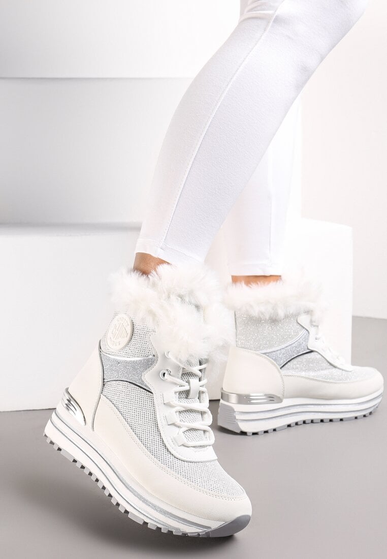Białe Botki na Grubej Platformie ze Żłobieniami i Metaliczną Wstawką oraz Sztucznym Futerkiem Bonfia