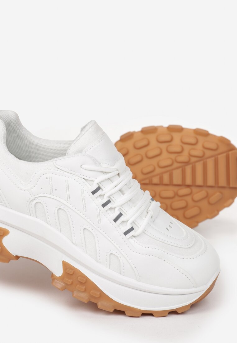 Białe Sneakersy na Płaskiej Podeszwie z Wypustkami i Cholewką przed Kostkę Ozdobione Przeszyciami Adalynna