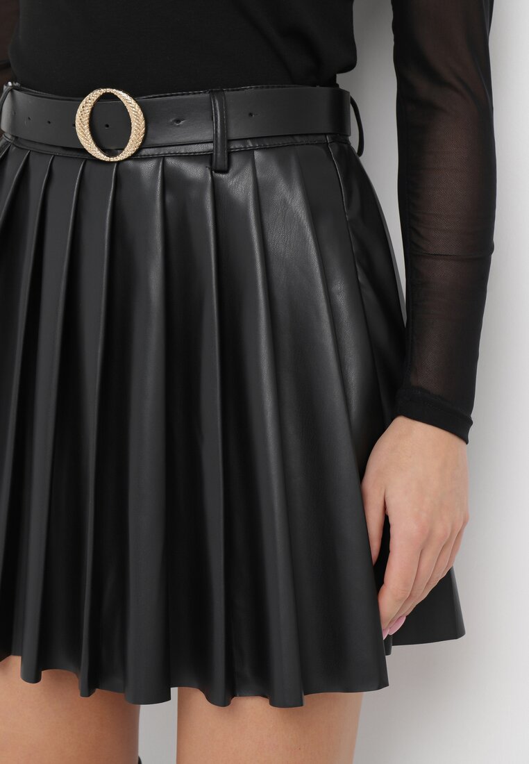 Czarna Plisowana Mini Spódnica z Paskiem z Klamrą Isabellika