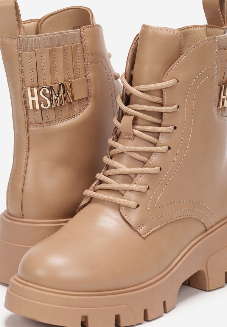 Ciemnobeżowe Sznurowane Botki na Płaskiej Grubej Podeszwie z Ozdobnym Napisem Areir