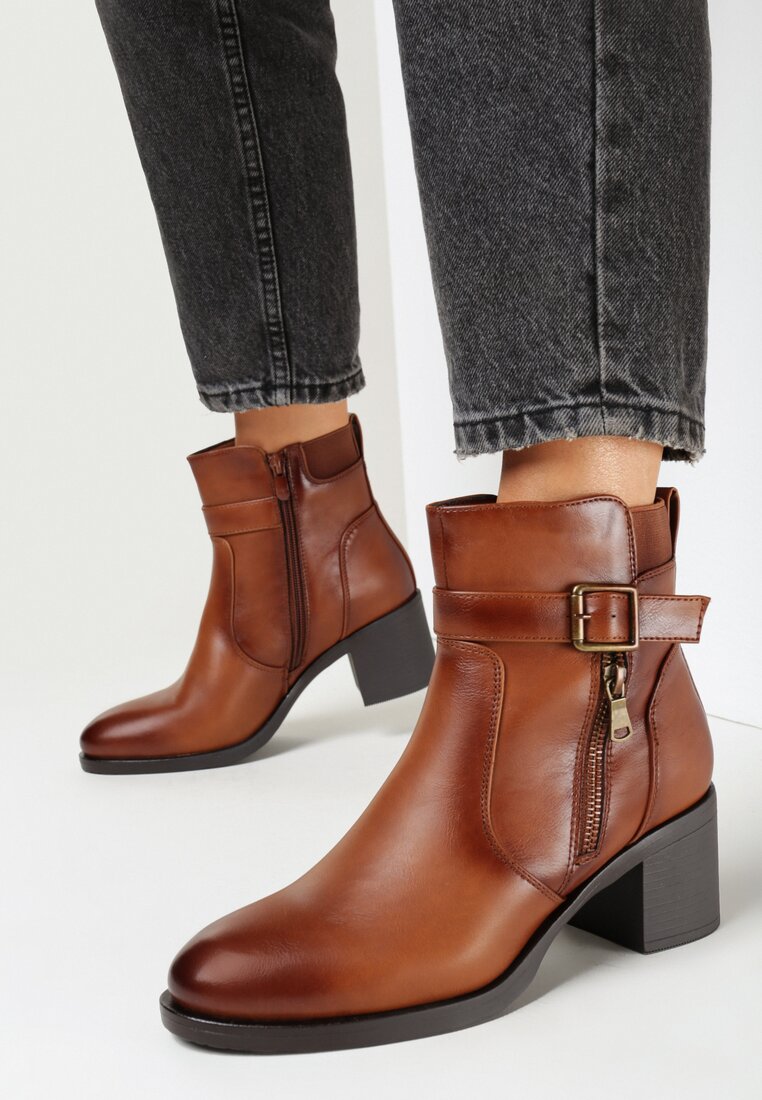 Brązowe Botki na Obcasie Słupkowym Zapinane na Suwak Ozdobione Paskiem z Klamrą Judithett