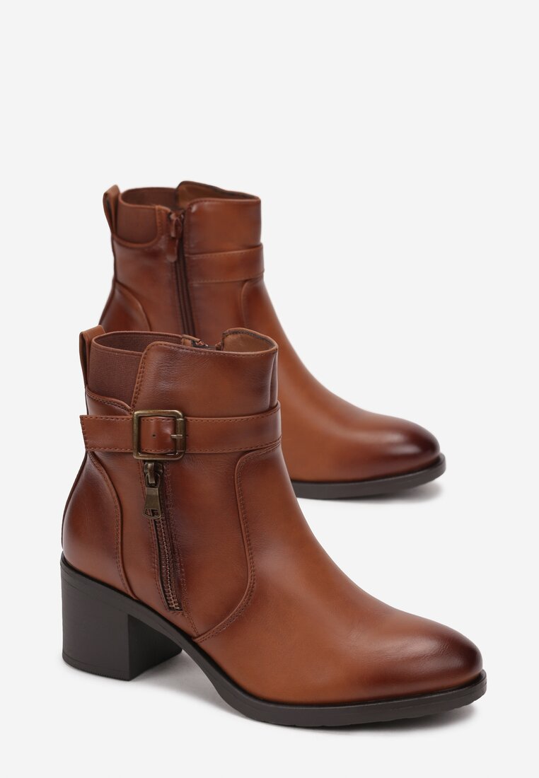 Brązowe Botki na Obcasie Słupkowym Zapinane na Suwak Ozdobione Paskiem z Klamrą Judithett