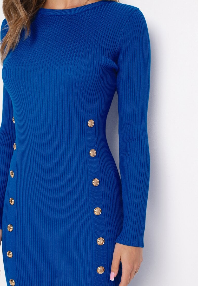 Niebieska Sukienka Midi Dopasowana z Prążkowanej Dzianiny Ozdobiona Guzikami Leadiss