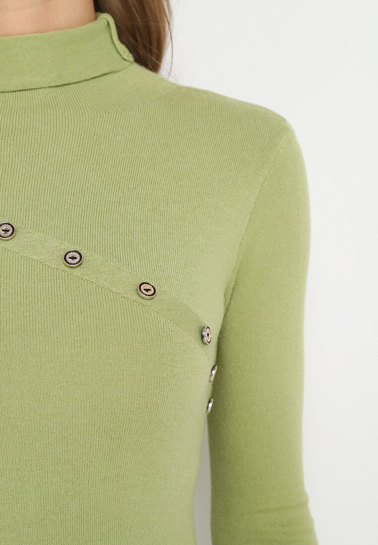 Jasnozielony Dopasowany Sweter Golf z Ozdobnymi Guzikami Fortte