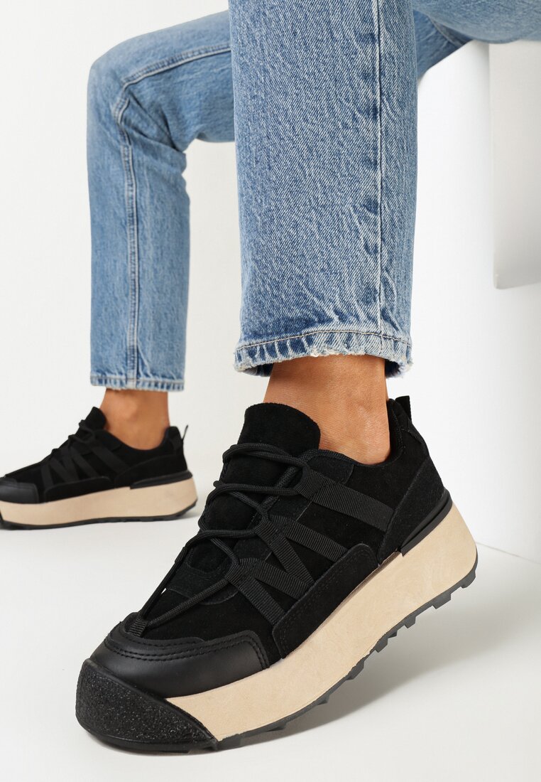 Czarne Sneakersy na Płaskiej Grubej Podeszwie z Imitacji Zamszu Ozdobione Wstawkami z Ekoskóry Mariatta