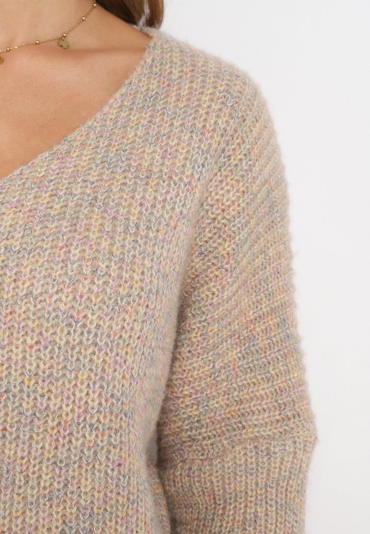 Beżowy Luźny Sweter z Trójkątnym Dekoltem i Ściągaczami Tamado