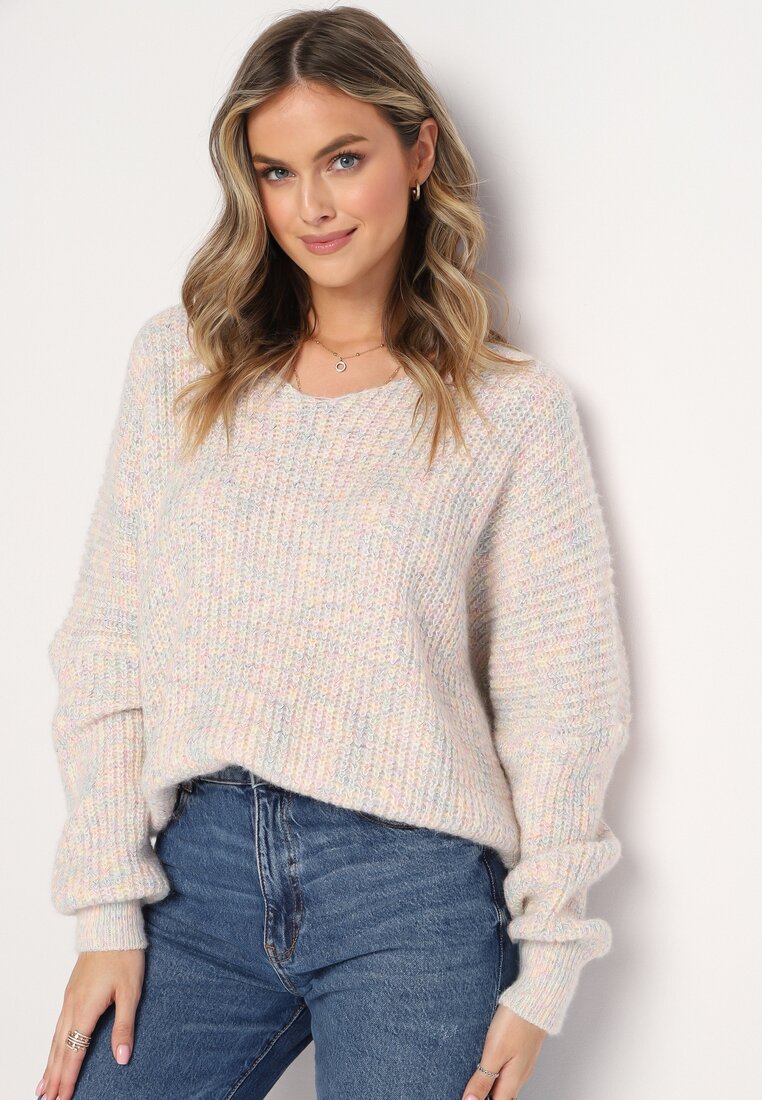 Jasnobeżowy Luźny Sweter z Trójkątnym Dekoltem i Ściągaczami Tamado