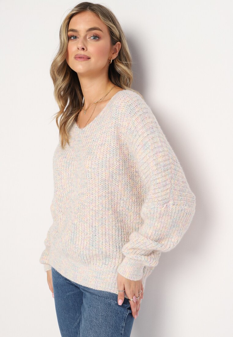 Jasnobeżowy Luźny Sweter z Trójkątnym Dekoltem i Ściągaczami Tamado
