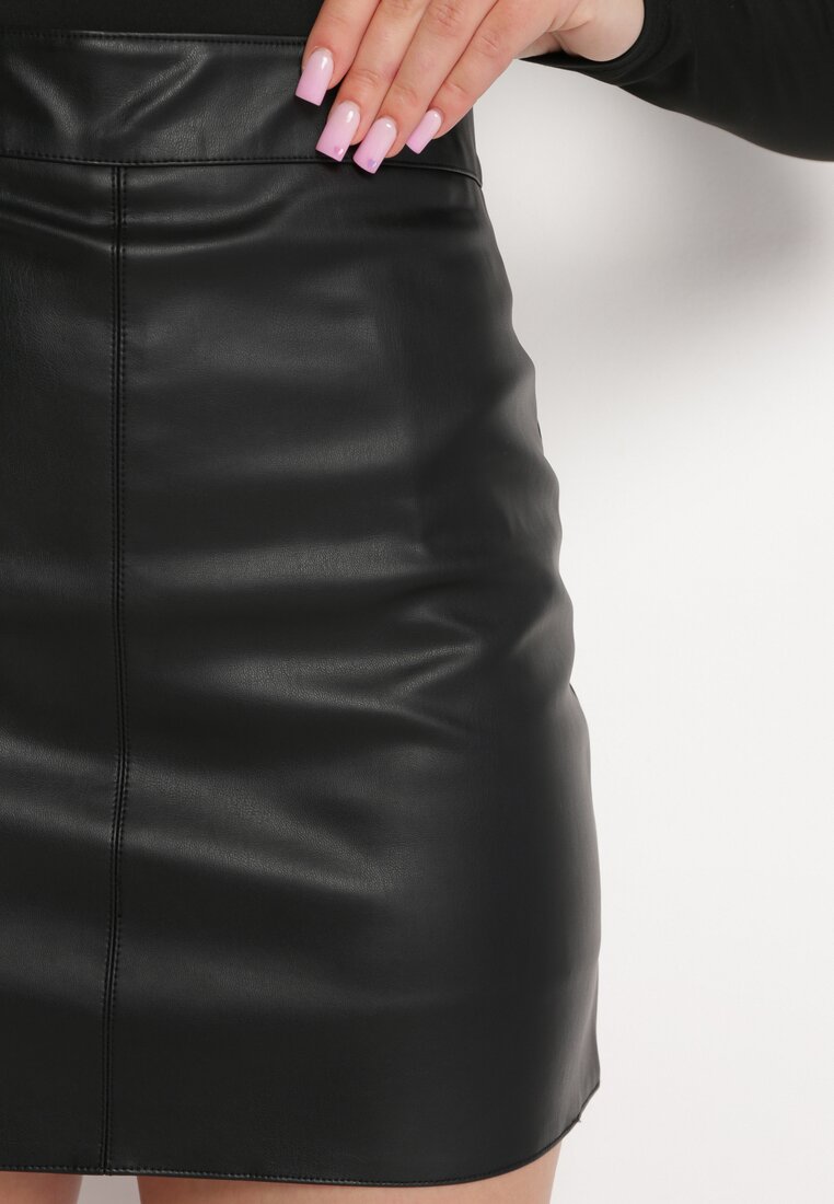 Czarna Spódnica Mini z Imitacji Skóry Vionga