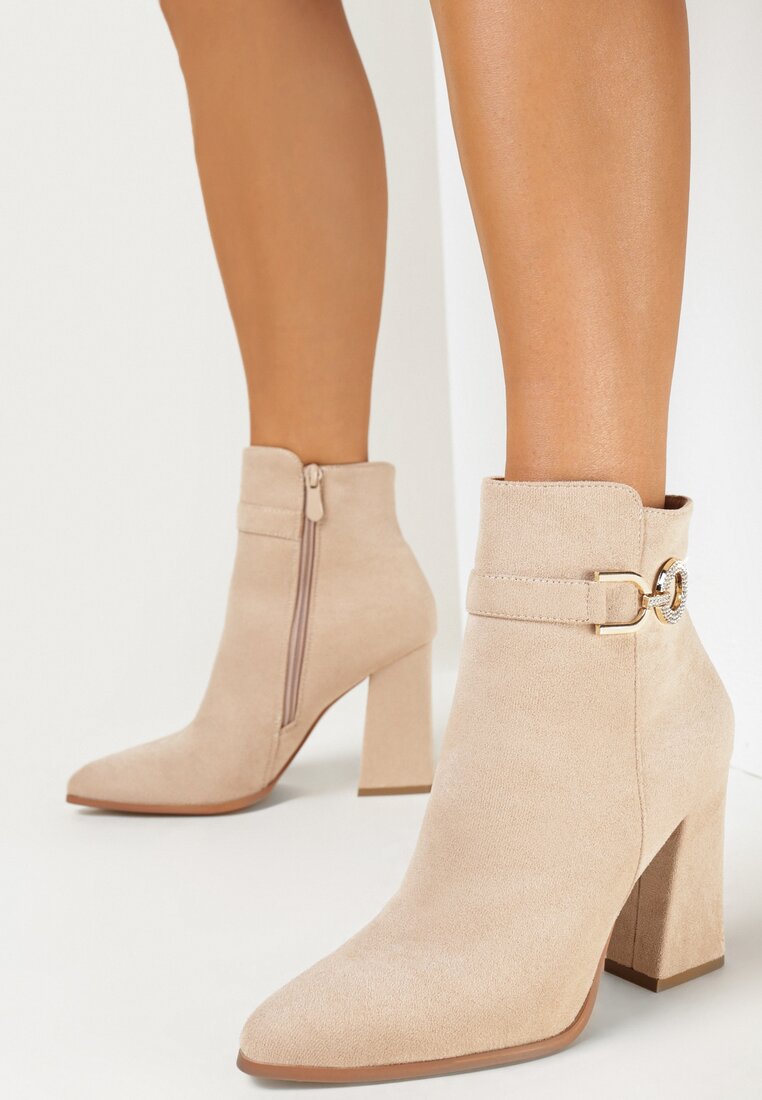Beżowe Botki na Słupku z Klamerką w Cyrkonie Piraga