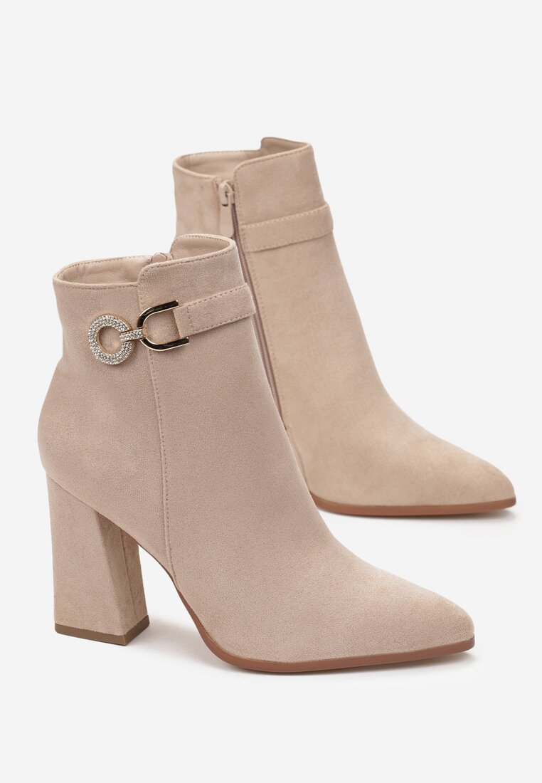 Beżowe Botki na Słupku z Klamerką w Cyrkonie Piraga