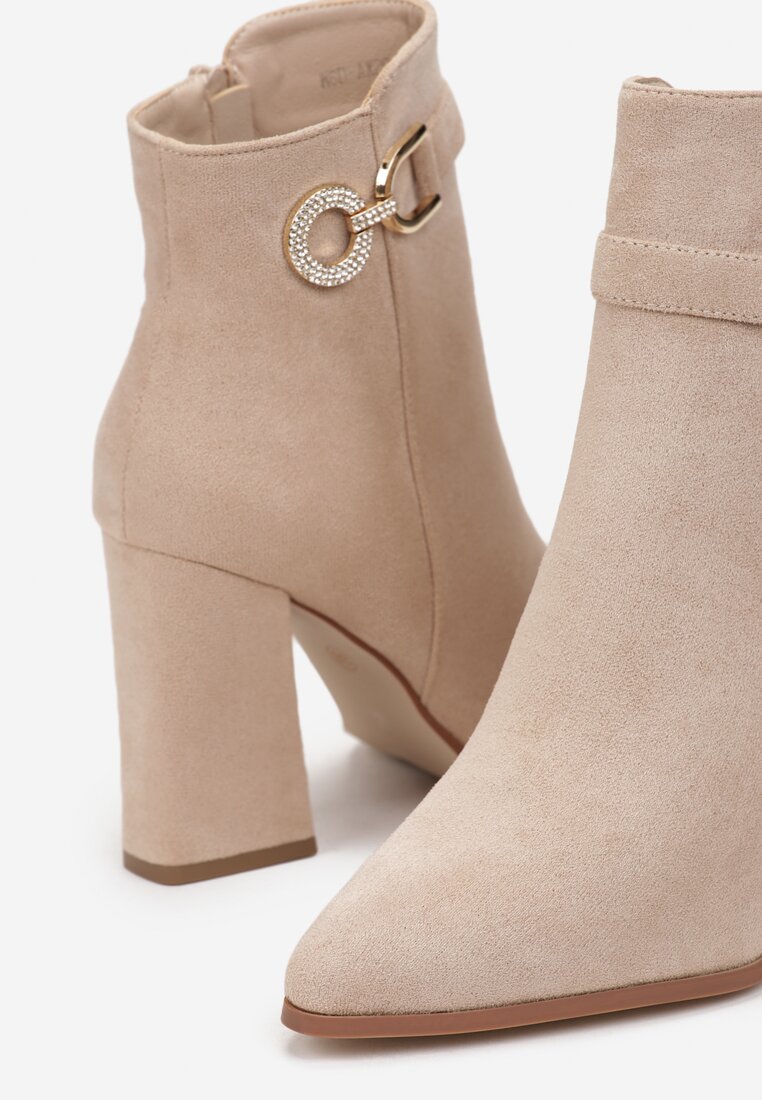 Beżowe Botki na Słupku z Klamerką w Cyrkonie Piraga
