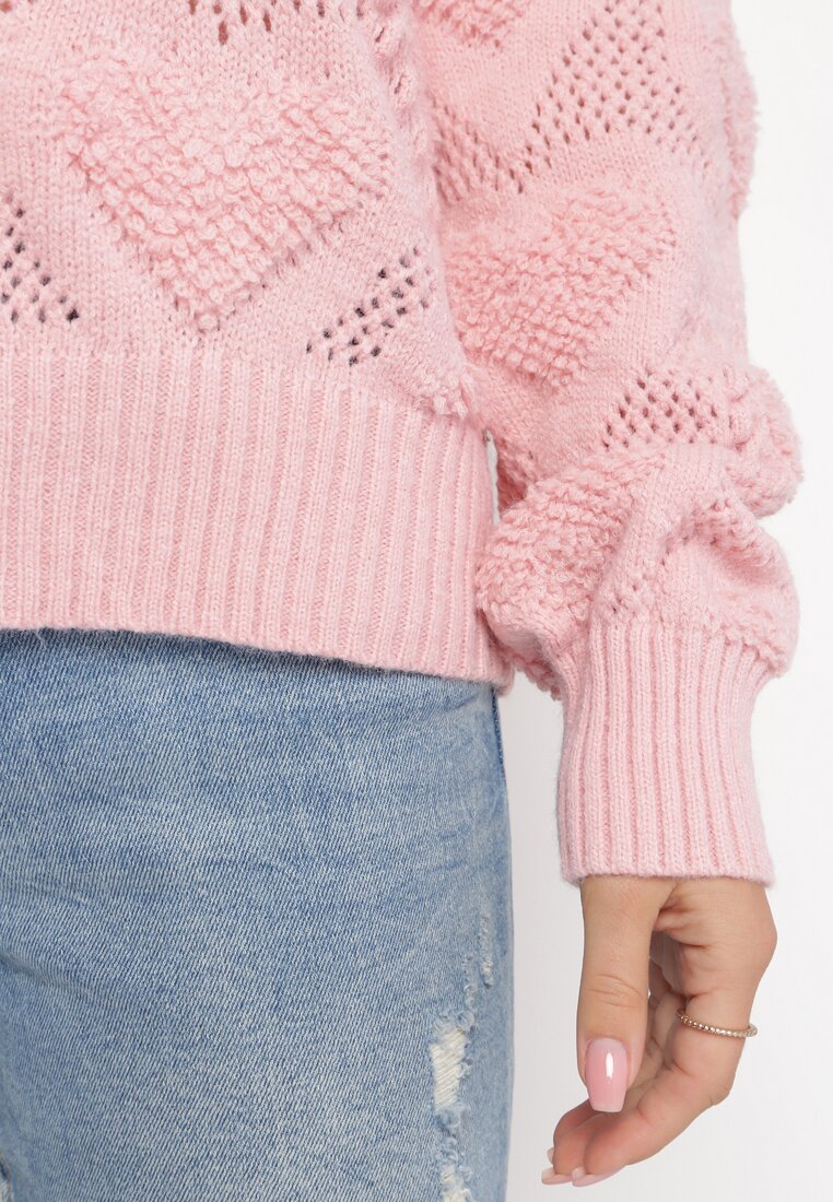 Różowy Sweter w Serca o Klasycznym Fasonie ze Ściągaczami Biriet
