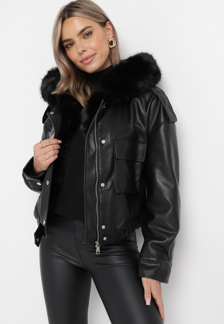 Czarna Krótka Kurtka z Ekoskóry ze Sztucznym Futerkiem i Zapięciem na Suwak Homcea