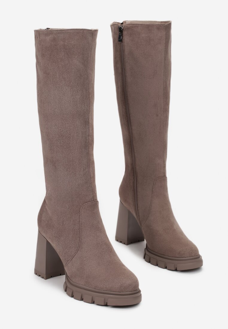 Ciemnobeżowe Kozaki z Chwostami na Słupku i Platformie Seniel