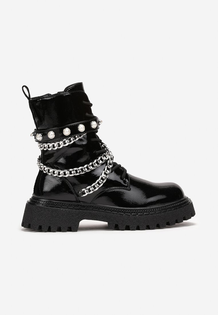 Czarne Lakierowane Botki Ozdobione Perłami i Łańcuchami Firra