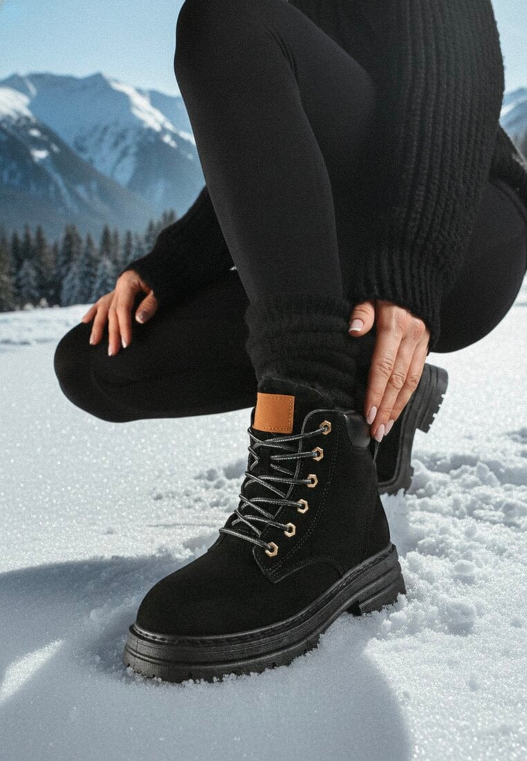 Czarne Traperki Mocno Ocieplone z Dodatkowym Sznurowaniem Lakyt